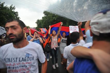 Армения, Ереван. Участники акции протеста против повышения тарифов на электричество.