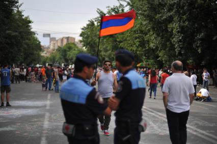 Армения, Ереван. Участник акции протеста против повышения тарифов на электричество.