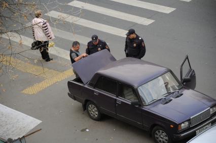 Москва. Полицейские осматривают багажник автомобиля.