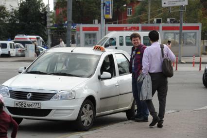 Москва. Корреспондент КП Олег Адамович у машины такси.