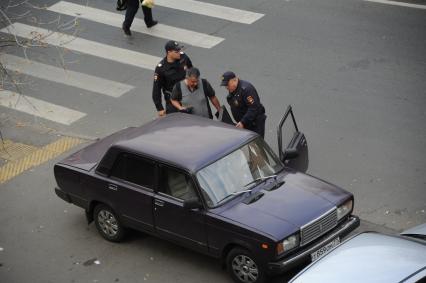 Москва. Полицейские осматривают салон автомобиля.