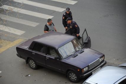 Москва. Полицейские осматривают салон автомобиля.