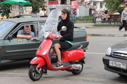 Москва. Таксист и юноша на скутере.