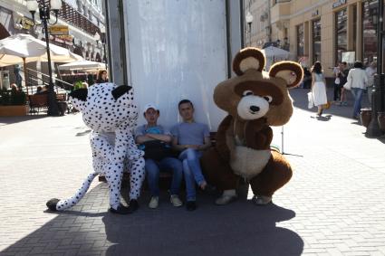 Москва. Ростовые куклы на Старом Арбате.