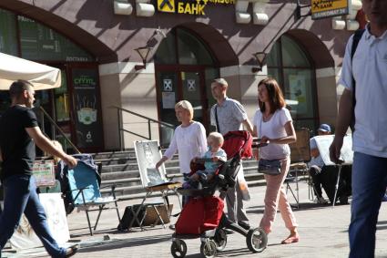 Москва. Семья с ребенком гуляет по Старому Арбату.