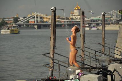 Жара в Москве. Девушка принимает душ в Парке Горького.