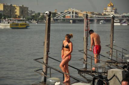 Жара в Москве. Девушка принимает душ в Парке Горького.