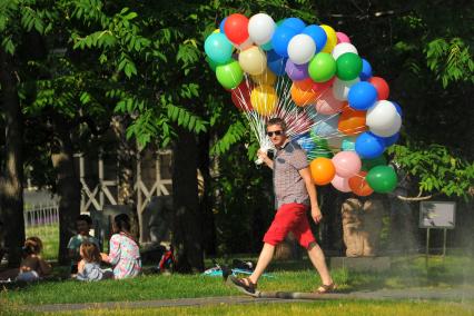 Жара в Москве.  Мужчина с воздушными шарами  в Парке Горького.