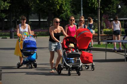 Жара в Москве.  Женщины с детскими колясками в Парке Горького.