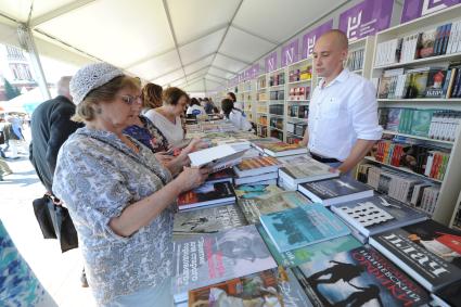 Москва. Стенд книг редакции Елены Шубиной на открытии фестиваля `Книги России` на Красной площади.