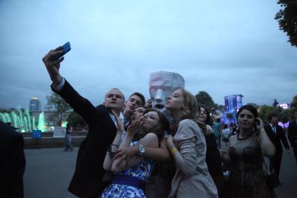 Москва. Выпускники школ на выпускном вечере в Парке Горького.