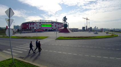 Москва. Стадион `Открытие Арена`. Статуя гладиатора перед входом на стадион.