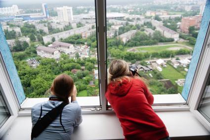 Фотографы-блогеры фотографируют городские виды с крыш и верхних этажей новостроек, в рамках проекта Комсомольской правды \"Екатеринбург на высоте\". Екатеринбург