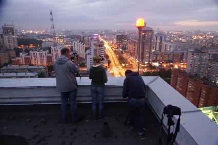 Фотографы-блогеры фотографируют городские виды с крыш и верхних этажей новостроек, в рамках проекта Комсомольской правды \"Екатеринбург на высоте\". Екатеринбург