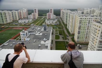 Фотографы-блогеры фотографируют городские виды с крыш и верхних этажей новостроек, в рамках проекта Комсомольской правды \"Екатеринбург на высоте\". Екатеринбург