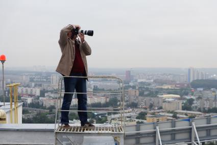 Фотографы-блогеры фотографируют городские виды с крыш и верхних этажей новостроек, в рамках проекта Комсомольской правды \"Екатеринбург на высоте\".  Екатеринбург