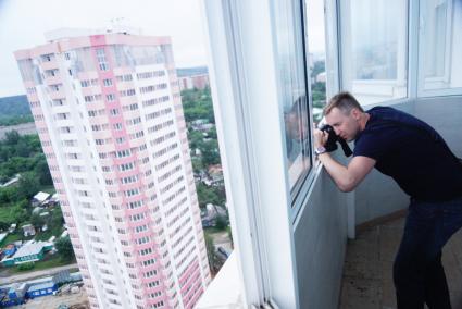 Фотограф снимает виды города, в рамках проекта Комсомольской правды \"Екатеринбург на высоте\". Екатеринбург