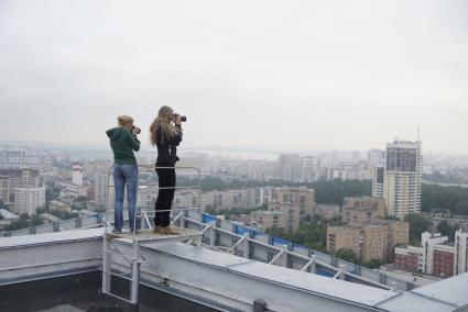 Фотографы-блогеры фотографируют городские виды с крыш и верхних этажей новостроек, в рамках проекта Комсомольской правды \"Екатеринбург на высоте\". Екатеринбург