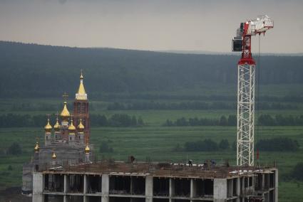 Рабочие строят многоэтажный жилой дом, в спальном районе \"Академический\". Фотографы-блогеры фотографируют городские виды с крыш и верхних этажей новостроек, в рамках проекта Комсомольской правды \"Екатеринбург на высоте\". Екатеринбург