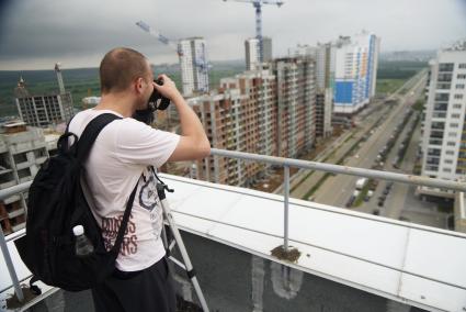 Фотографы-блогеры фотографируют городские виды с крыш и верхних этажей новостроек, в рамках проекта Комсомольской правды \"Екатеринбург на высоте\". Екатеринбург