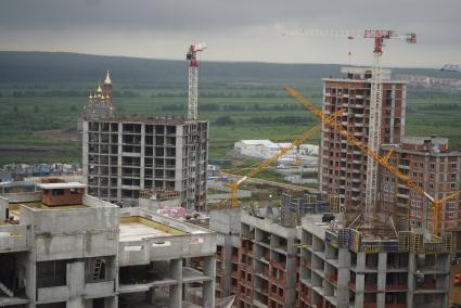 Рабочие строят многоэтажные жилое дома, в спальном районе \"Академический\". Фотографы-блогеры фотографируют городские виды с крыш и верхних этажей новостроек, в рамках проекта Комсомольской правды \"Екатеринбург на высоте\". Екатеринбург