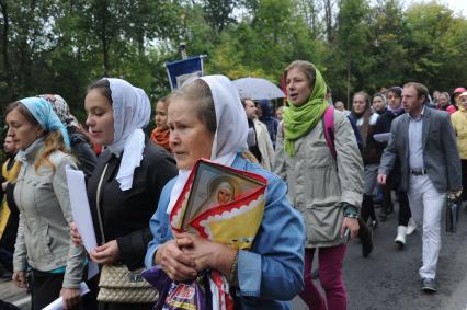 Московская область. с.Ильинское. Участники III Елизаветинского Крестного хода следуют в направлении села Усово.