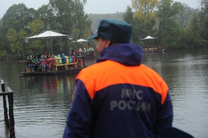 Московская область. Участники III Елизаветинского Крестного хода переправляются через Москва-реку в направлении села Усово.