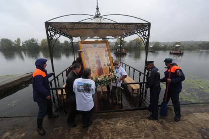 Московская область. Участники III Елизаветинского Крестного хода переправляются через Москва-реку в направлении села Усово.