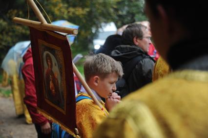 Московская область. с.Усово. Участники III Елизаветинского Крестного хода следуют в направлении Спасского храма.