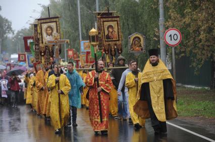 Московская область. с.Усово. Участники III Елизаветинского Крестного хода следуют в направлении Спасского храма.