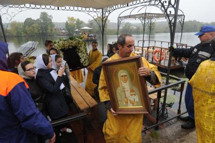 Московская область. Участники III Елизаветинского Крестного хода переправляются через Москва-реку в направлении села Усово.