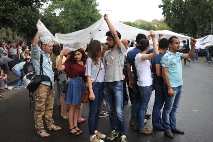 Армения, Ереван. Участники акции протеста против повышения тарифов на электричество.