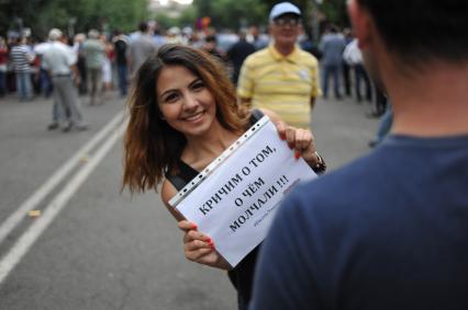 Армения, Ереван. Участница акции протеста против повышения тарифов на электричество.