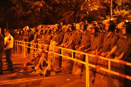 Армения, Ереван. Полицейское оцепление на акции протеста против повышения тарифов на электричество.