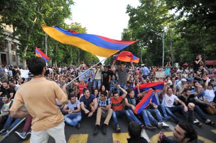 Армения, Ереван. Участники акции протеста против повышения тарифов на электричество.