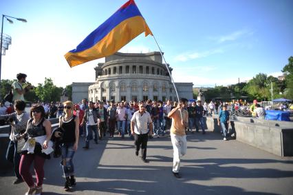 Армения, Ереван. Участники акции протеста против повышения тарифов на электричество.