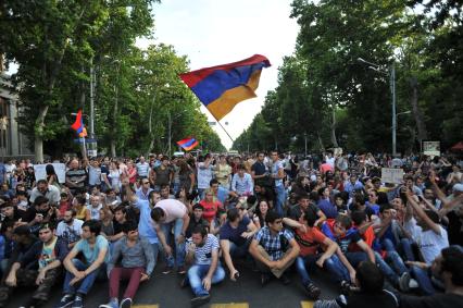 Армения, Ереван. Участники акции протеста против повышения тарифов на электричество.