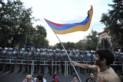 Армения, Ереван. Участники акции протеста против повышения тарифов на электричество.