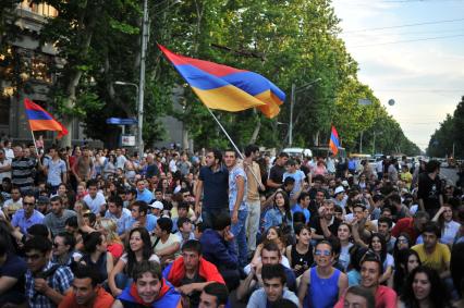 Армения, Ереван. Участники акции протеста против повышения тарифов на электричество.