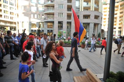 Армения, Ереван. Участники акции протеста против повышения тарифов на электричество.