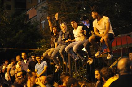 Армения, Ереван. Участники ночной акции протеста против повышения тарифов на электричество.