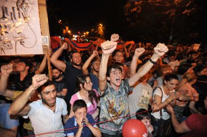 Армения, Ереван. Участники ночной акции протеста против повышения тарифов на электричество.