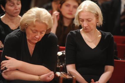 Москва. Вдова политика Евгения Примакова Ирина (слева) и дочь Нана во время церемонии прощания с Е.Примаковым в Колонном зале Дома Союзов.