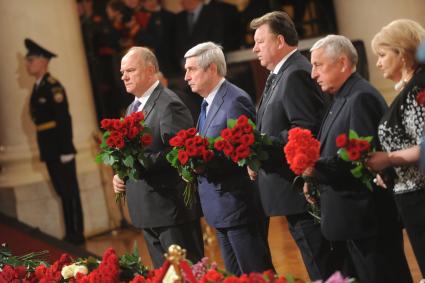 Москва. Слева направо: председатель КПРФ Геннадий Зюганов, его  заместители Иван Мельников, Владимир Кашин и член КПРФ, председатель комитета Госдумы РФ по региональной политике и проблемам Севера и Дальнего Востока Николай Харитонов во время церемонии прощания с политиком Евгением Примаковым в Колонном зале Дома Союзов.