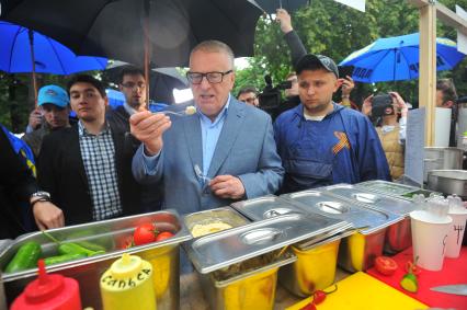 Москва. Лидер ЛДПР Владимир Жириновский (в центре) на гастрономическом фестивале `ОДА! ЕДА!` в парке Горького.