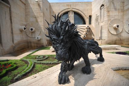 Армения, Ереван. Скульптура льва у Большого Каскада.