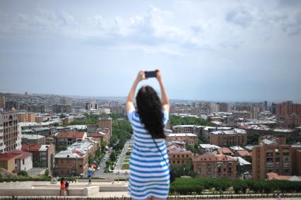 Армения, Ереван. Девушка на смотровой площадке Большого Каскада.