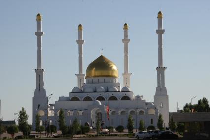 Виды Астаны. Мечеть `Нур-Астана`.