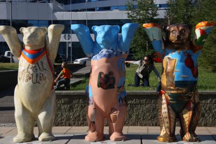 Астана. Скульптуры `Медведей Бадди` (United Buddy Bears) на международной художественной выставке.