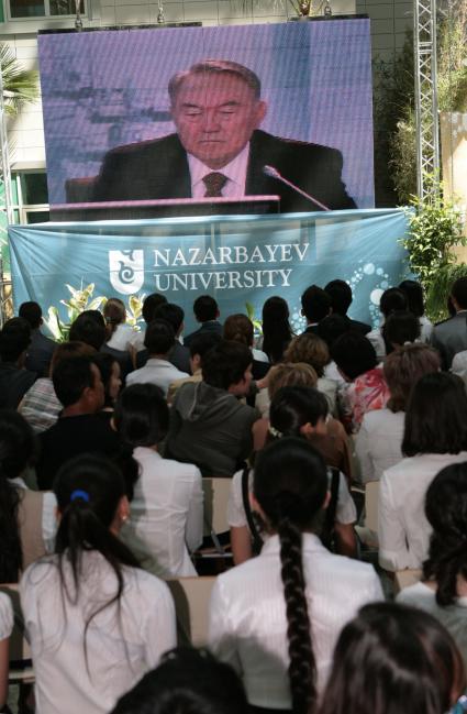 Астана. Студенты во время церемонии открытия первого в Казахстане университета международного уровня `Назарбаев Университет`.